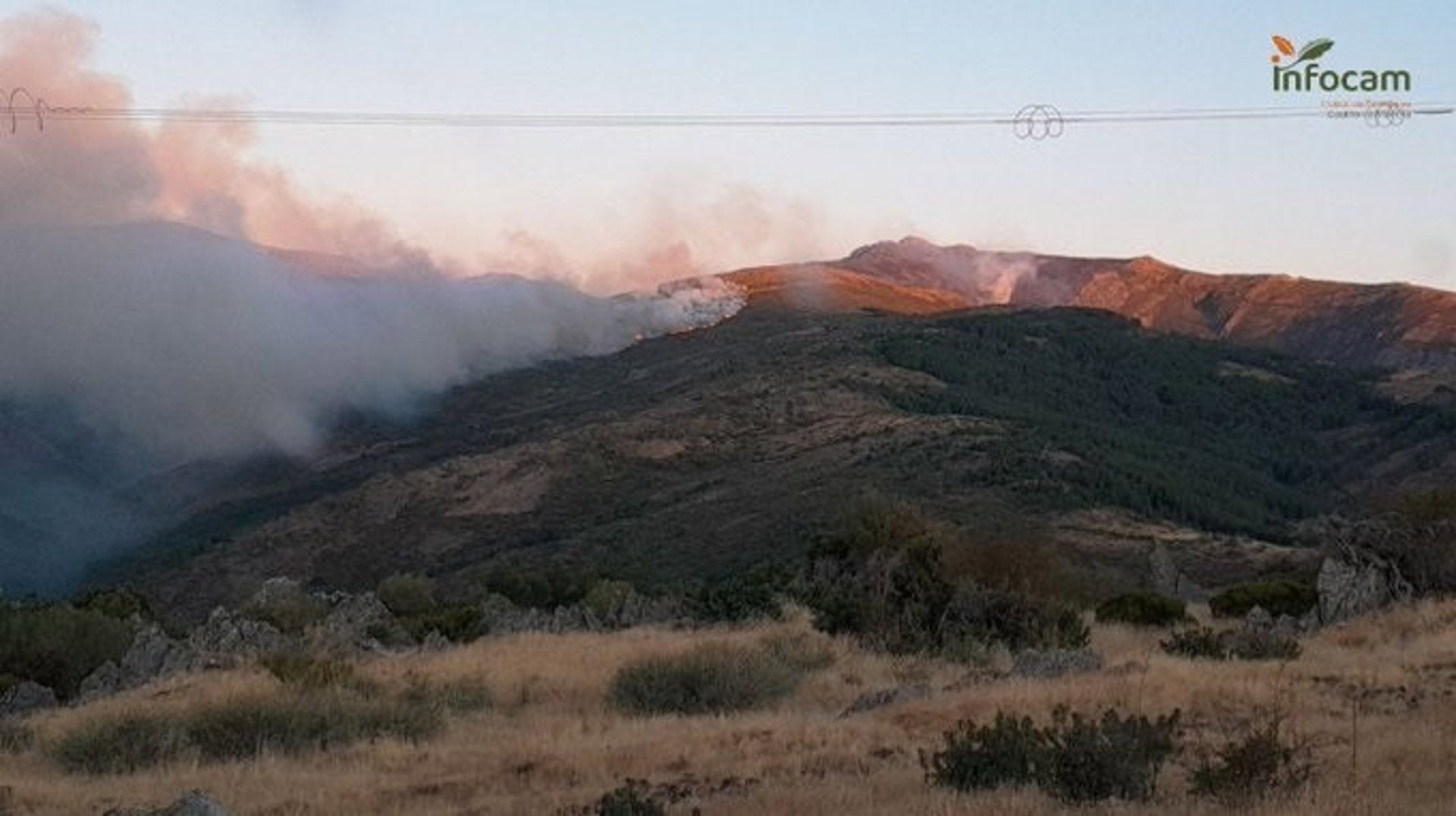 El fuego en el Pico del Lobo en Peñalba de la Sierra se eleva a nivel 1 El fuego en el Pico del Lobo en Peñalba de la Sierra se eleva a nivel 1