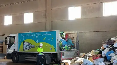 La empresa de gestión de residuos ha trasladado el material decomisado a la planta de Cervera para su destrucción. La empresa de gestión de residuos ha trasladado el material decomisado a la planta de Cervera para su destrucción.