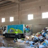 La empresa de gestión de residuos ha trasladado el material decomisado a la planta de Cervera para su destrucción. La empresa de gestión de residuos ha trasladado el material decomisado a la planta de Cervera para su destrucción.