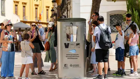 Un dispensador de agua fresca en Valencia Un dispensador de agua fresca en Valencia