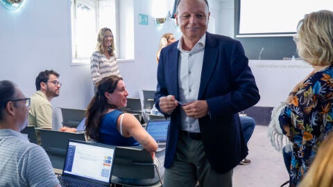 El presidente de la Confederación Empresarial Valenciana (CEV), Salvador Navarro, en el momento en que anuncia su no reelección al cargo El presidente de la Confederación Empresarial Valenciana (CEV), Salvador Navarro, en el momento en que anuncia su no reelección al cargo