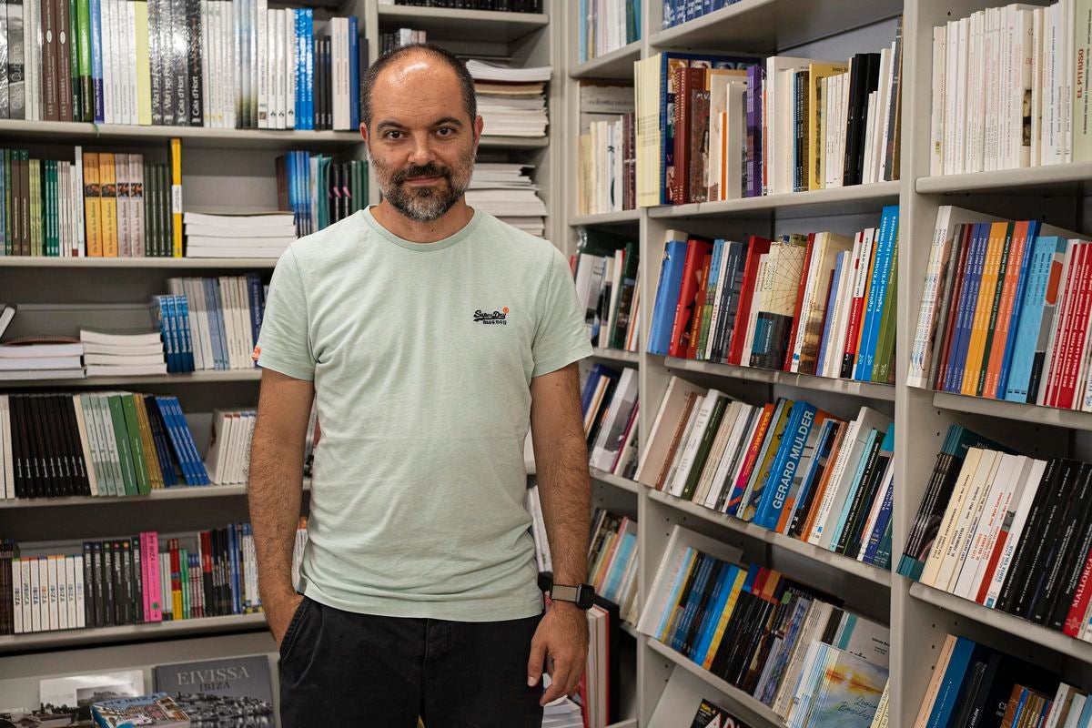 Vicent Marí Costa: “El libro es un bien cultural que fomenta la identidad local y al comprarlo en librerías se mantiene vivo el tejido comercial de una ciudad” Vicent Marí Costa: “El libro es un bien cultural que fomenta la identidad local y al comprarlo en librerías se mantiene vivo el tejido comercial de una ciudad”