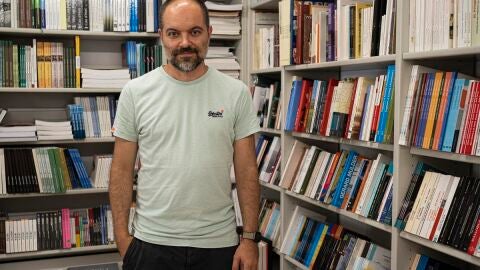 Vicent Mar&iacute; Costa en su librer&iacute;a Mediterr&agrave;nia de Ibiza