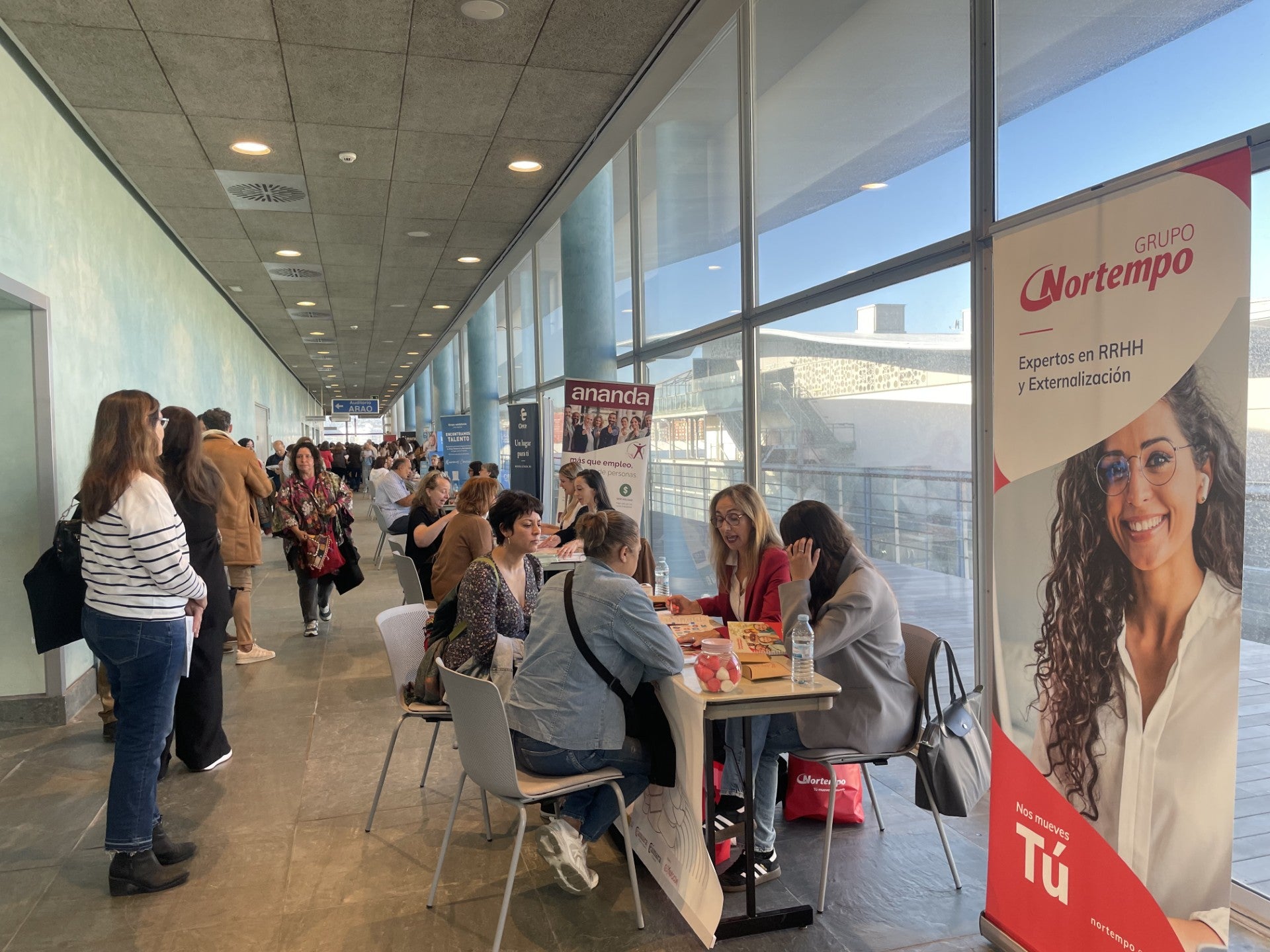Trescientos cincuenta mayores de 45 años buscan empleo en A Coruña mediante una iniciativa de la Cámara Trescientos cincuenta mayores de 45 años buscan empleo en A Coruña mediante una iniciativa de la Cámara