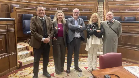 Miembros de APERCOVE con Ignasi Conesa Presidente de la Comisión de Vivienda del PSOE Miembros de APERCOVE con Ignasi Conesa Presidente de la Comisión de Vivienda del PSOE