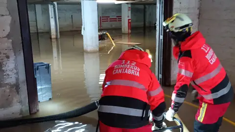 Inundación de garajes en San Vicente de la Barquera Inundación de garajes en San Vicente de la Barquera