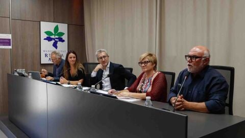 Arcadi España, en el centro, durante la reunión en Alzira Arcadi España, en el centro, durante la reunión en Alzira
