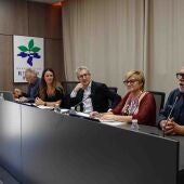 Arcadi España, en el centro, durante la reunión en Alzira