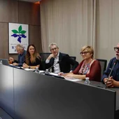 Arcadi España, en el centro, durante la reunión en Alzira Arcadi España, en el centro, durante la reunión en Alzira