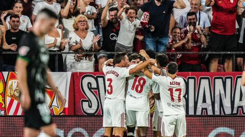 Varios jugadores sevillistas celebran un tanto en el Ram&oacute;n S&aacute;nchez-Pizju&aacute;n.
