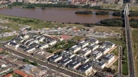 Ocho detenidos en Badajoz tras una riña tumultaria en la que agentes de policía sufrieron lesiones leves Ocho detenidos en Badajoz tras una riña tumultaria en la que agentes de policía sufrieron lesiones leves