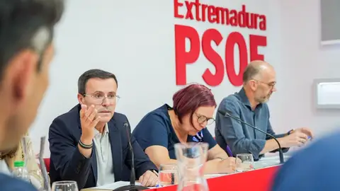 La Ejecutiva del PSOE de Extremadura tacha de "nefasta" la gestión de Guardiola en el transporte escolar y los incendios La Ejecutiva del PSOE de Extremadura tacha de "nefasta" la gestión de Guardiola en el transporte escolar y los incendios