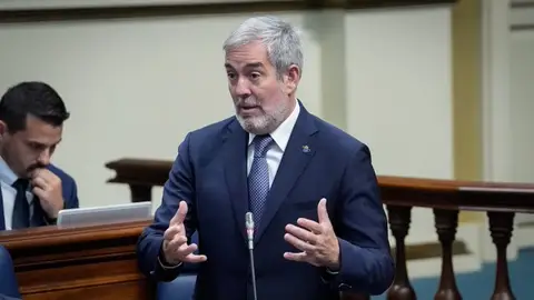 Fernando Clavijo en el pleno del Parlamento de Canarias Fernando Clavijo en el pleno del Parlamento de Canarias