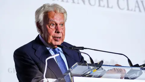 Felipe González matiza en un comunicado su comentario sobre la guerra de Gaza que Puente calificó como "vergüenza"