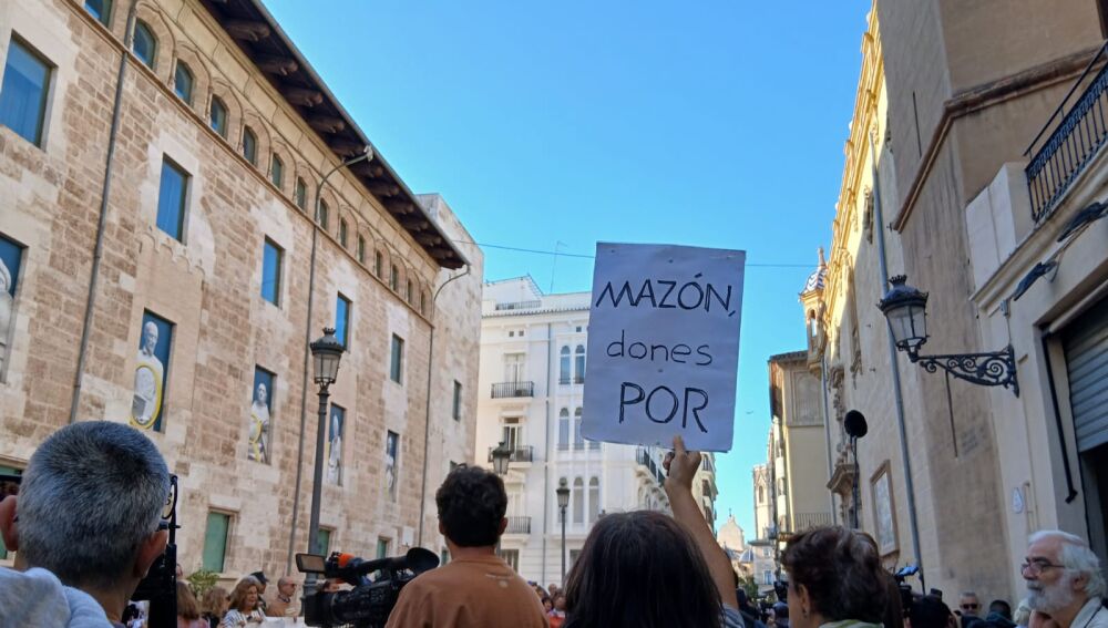 Los asistentes han expresado su malestar con la gestión del president.