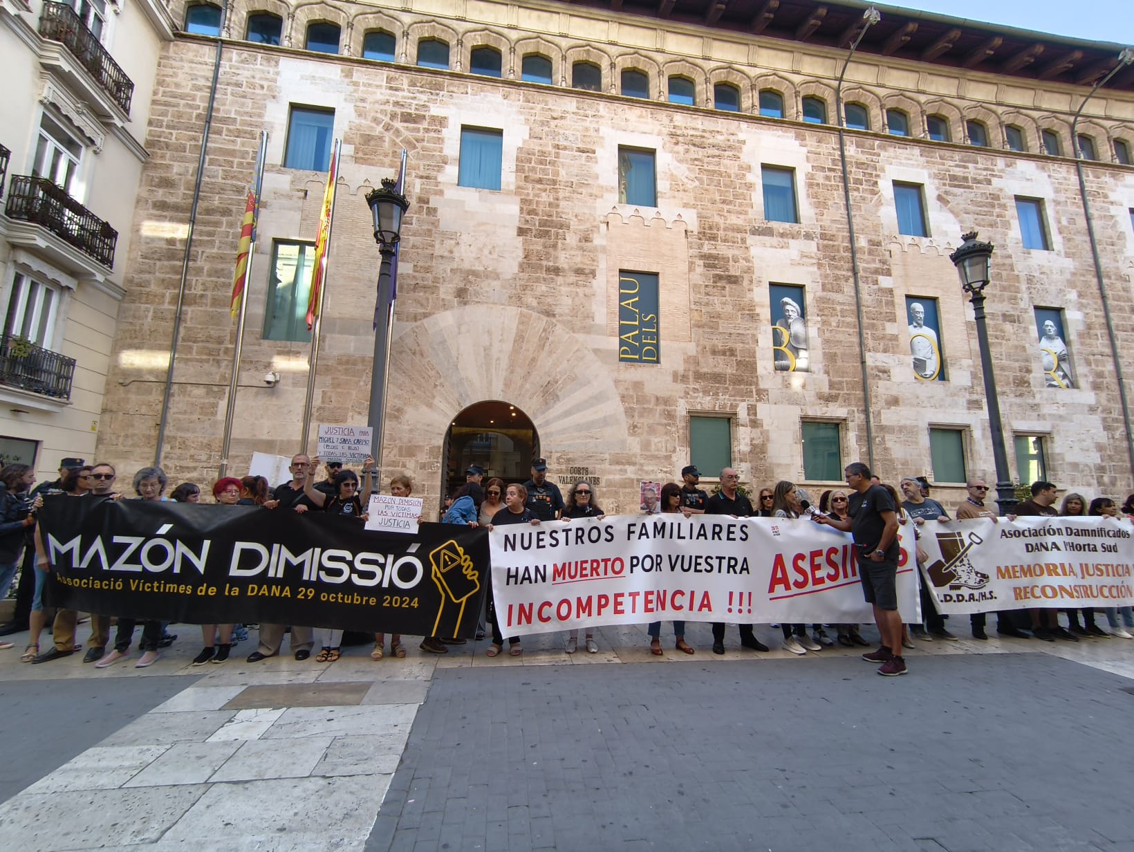 Las víctimas de la DANA reclaman la dimisión del president Carlos Mazón a las puertas de Les Corts Las víctimas de la DANA reclaman la dimisión del president Carlos Mazón a las puertas de Les Corts
