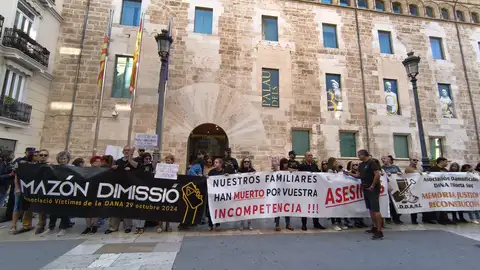 Las asociaciones de víctimas se han concentrado a las puertas de Les Corts. Las asociaciones de víctimas se han concentrado a las puertas de Les Corts.