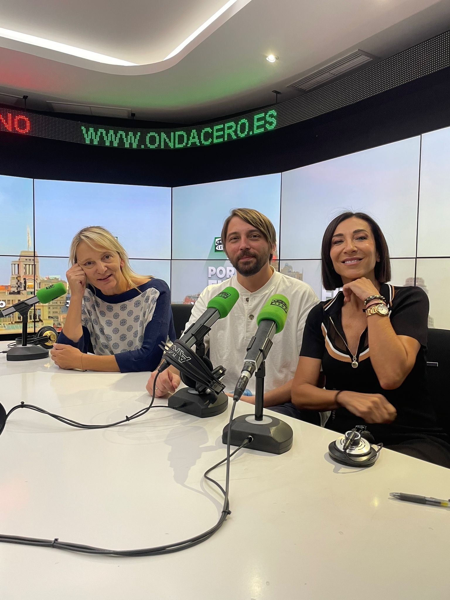 Juan Soto Ivars, Carolina Bescansa y Carmen Ro debaten sobre temas como el del hermano de Sánchez o la pareja de Ayuso en el banquillo Juan Soto Ivars, Carolina Bescansa y Carmen Ro debaten sobre temas como el del hermano de Sánchez o la pareja de Ayuso en el banquillo