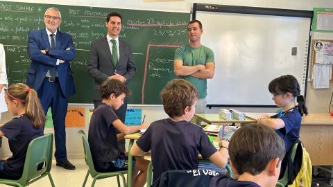 El consejero de Educación Emilio Viciana visitando un aula del centro El Valle El consejero de Educación Emilio Viciana visitando un aula del centro El Valle
