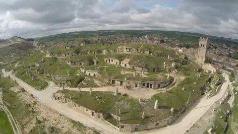 La Diputación contrata con la empresa Viveros Pisuerga las obras de mejora del paisaje urbano de los barrios de bodegas de Astudillo y Baltanás .