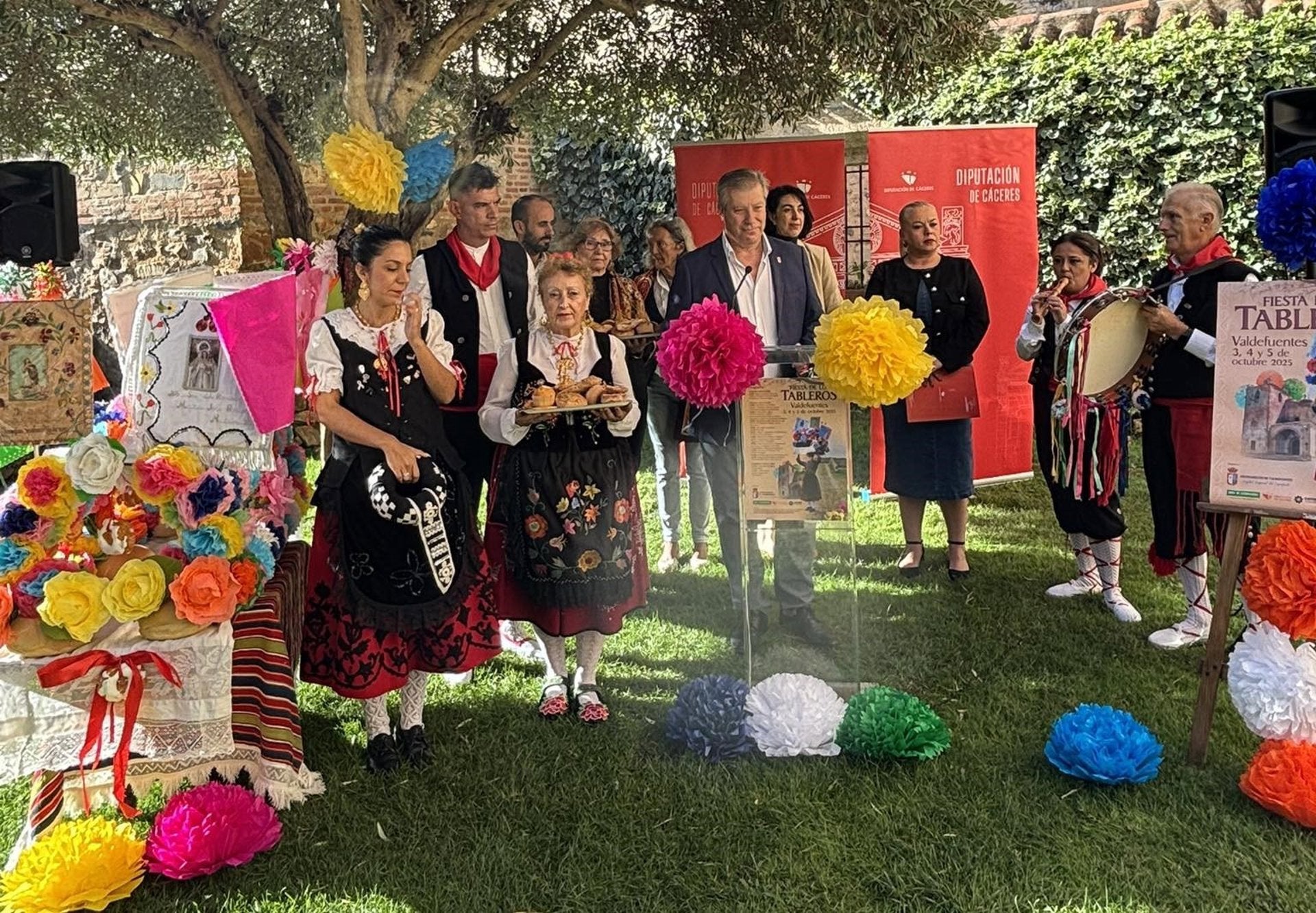 Valdefuentes celebra su fiesta de Los Tableros del 3 al 5 de octubre con 6.000 flores decorando sus calles Valdefuentes celebra su fiesta de Los Tableros del 3 al 5 de octubre con 6.000 flores decorando sus calles
