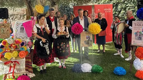 Valdefuentes celebra su fiesta de Los Tableros del 3 al 5 de octubre con 6.000 flores decorando sus calles Valdefuentes celebra su fiesta de Los Tableros del 3 al 5 de octubre con 6.000 flores decorando sus calles