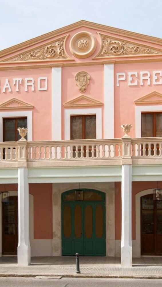 Imagen de la emblemática fachada del Teatro Pereyra