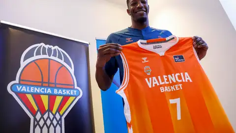 El pívot internacional español Yankuba Sima durante su presentación como jugador del Valencia Basket para las tres próximas temporadas. El pívot internacional español Yankuba Sima durante su presentación como jugador del Valencia Basket para las tres próximas temporadas.