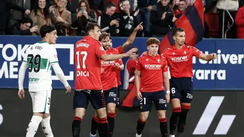 Los jugadores de Osasuna felicitan a Víctor tras marcar su primer gol con Osasuna en la liga Los jugadores de Osasuna felicitan a Víctor tras marcar su primer gol con Osasuna en la liga