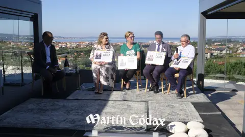 Bodegas Martín Códax entrega a recadación dos “Xoves de Códax” ás asociación beneficiarias Bodegas Martín Códax entregou esta mañá a recadación da venda de entradas aos concertos da duodécima edición do ciclo musical solidario Os Xoves de Códax ás asociacións ACOUGO (Asociación Galega de Familias de Acollida), AGAELA (Asociación Galega de Esclerose Lateral Amiotrófica), ASPANAES (Asociación de Padres de Personas con Trastorno del Espectro Autista) e DISCAMINO (asociación para facilitar que personas con discapacidad puedan disfrutar del Camino de Santiago).