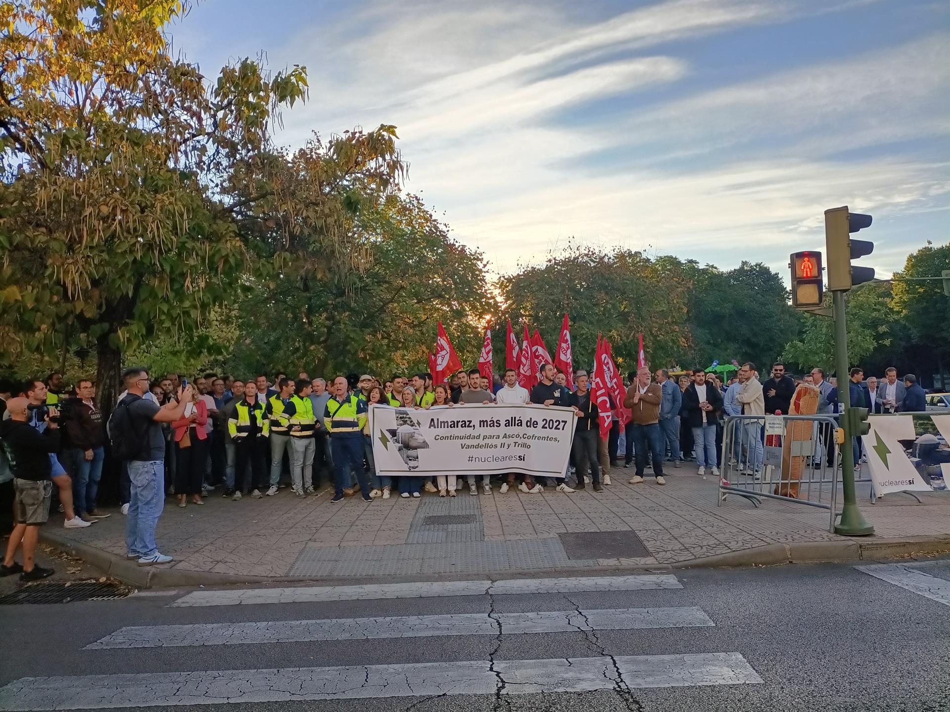Trabajadores de la Central Nuclear de Almaraz se concentran en Cáceres para parar la "cuenta atrás" del cierre Trabajadores de la Central Nuclear de Almaraz se concentran en Cáceres para parar la "cuenta atrás" del cierre
