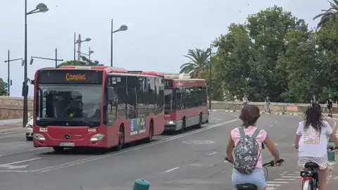 Autobús de la EMT a su paso por Nazaret. Autobús de la EMT a su paso por Nazaret.