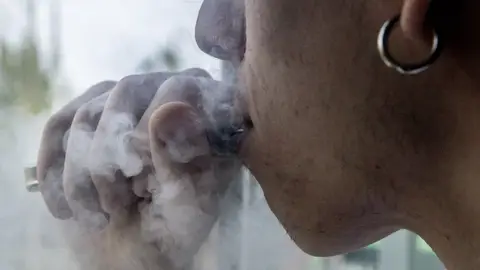 Nueve de cada diez familias temen que sus hijos vapeen y piden que se limiten los puntos de venta Nueve de cada diez familias temen que sus hijos vapeen y piden que se limiten los puntos de venta