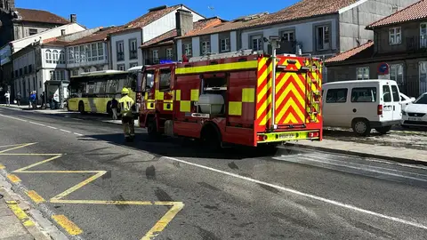 El vertido de gasoil de un bus de Santiago obliga a cortar un carril de circulación entre As Rodas y San Roque El vertido de gasoil de un bus de Santiago obliga a cortar un carril de circulación entre As Rodas y San Roque