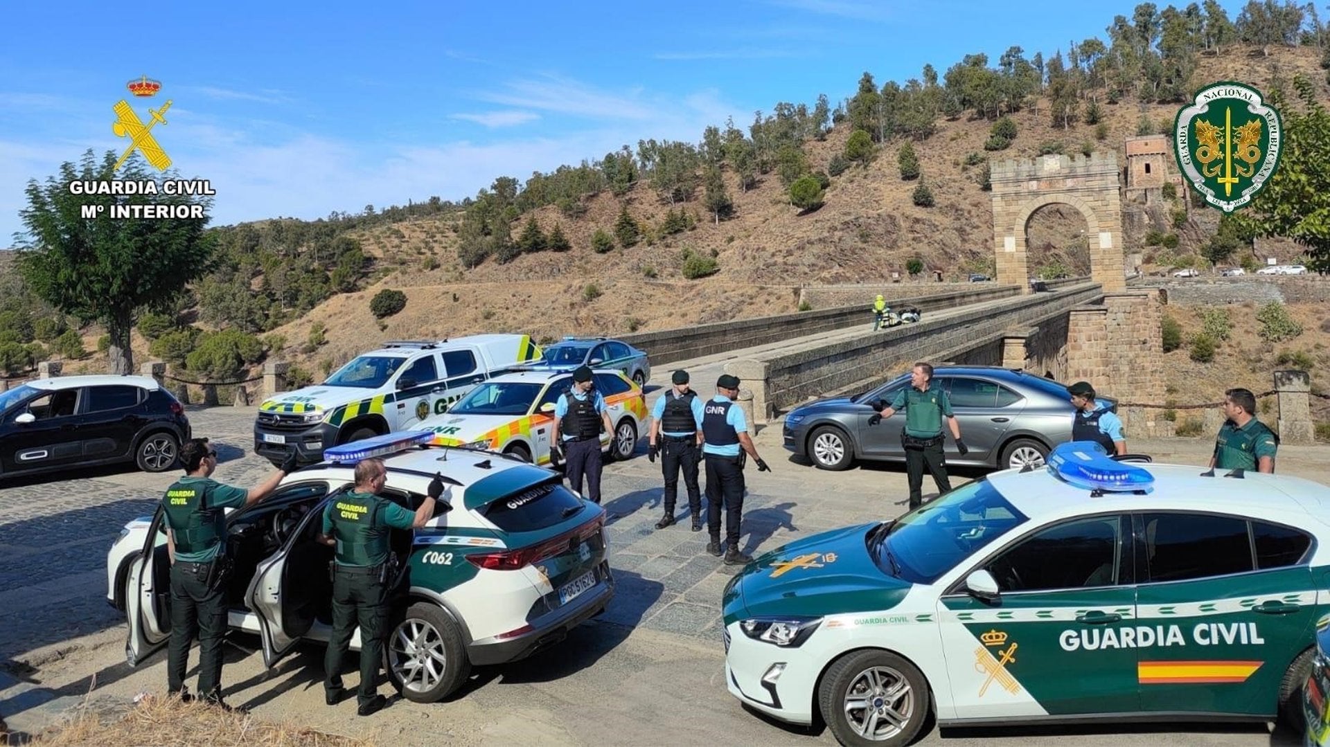 Guardia Civil y Guarda Nacional portuguesa simulan una persecución transfronteriza que culmina en el puente romano de Alcántara Guardia Civil y Guarda Nacional portuguesa simulan una persecución transfronteriza que culmina en el puente romano de Alcántara