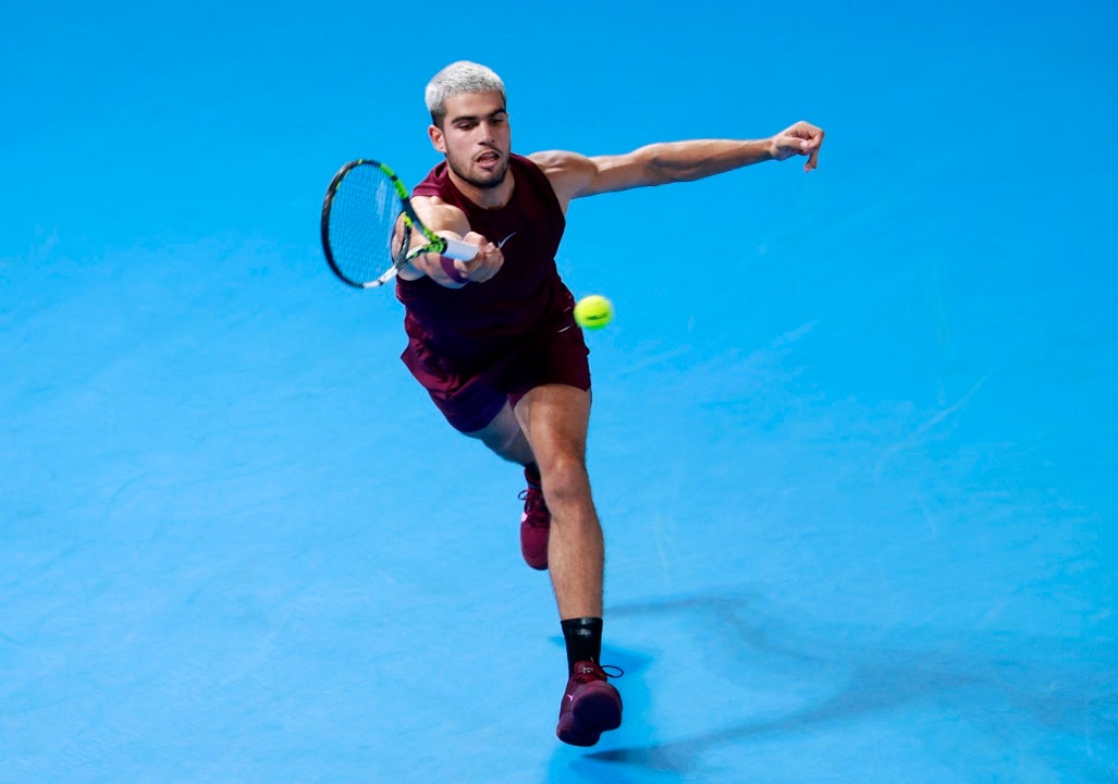 Alcaraz se sobrepone a un susto en el tobillo y avanza a octavos en Tokio Alcaraz se sobrepone a un susto en el tobillo y avanza a octavos en Tokio