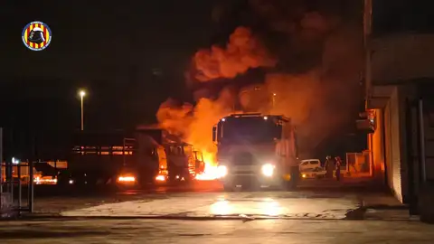 Nave afectada por el fuego en Carlet Nave afectada por el fuego en Carlet