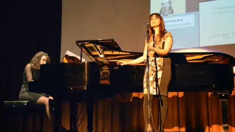 Auralaria rinde homenaje a la poesía de Carlos García Mera en el acto de entrega del Premio Internacional de Poesía ‘Miguel Hernández’ Auralaria rinde homenaje a la poesía de Carlos García Mera en el acto de entrega del Premio Internacional de Poesía ‘Miguel Hernández’