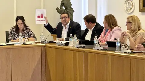 El portavoz del PP, Adrián Casabó, durante su intervención en el pleno de Vila-real. El portavoz del PP, Adrián Casabó, durante su intervención en el pleno de Vila-real.