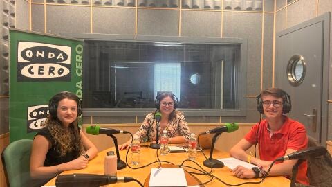 Ainhoa, Nuria Moreno (docent) y Juan, en los estudios de Onda Cero 