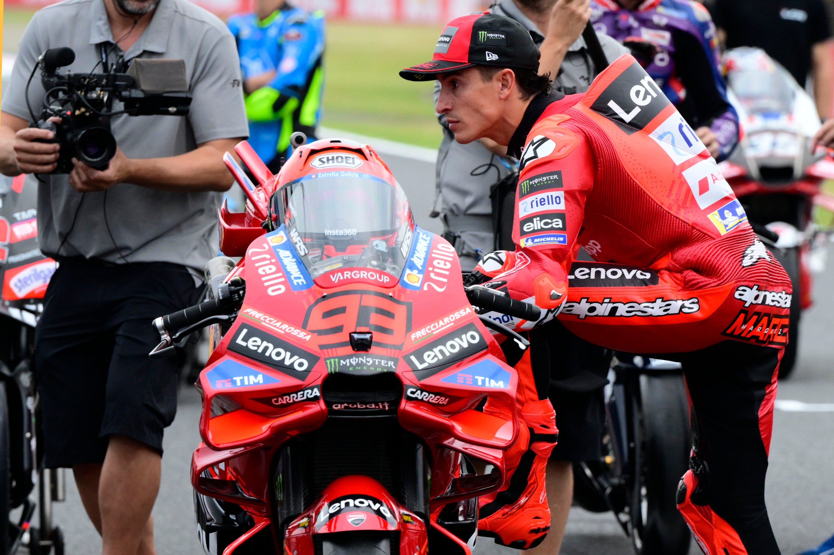 Bezzecchi domina los libres de Japón con Marc Márquez tercero Bezzecchi domina los libres de Japón con Marc Márquez tercero