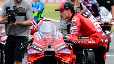 Bezzecchi domina los libres de Japón con Marc Márquez tercero