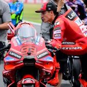 Bezzecchi domina los libres de Japón con Marc Márquez tercero