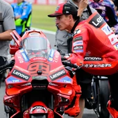 Bezzecchi domina los libres de Japón con Marc Márquez tercero Bezzecchi domina los libres de Japón con Marc Márquez tercero