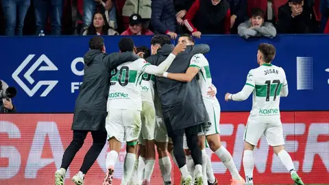 El Elche celebra el gol de Pedrosa en Pamplona. El Elche celebra el gol de Pedrosa en Pamplona.