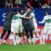 El Elche celebra el gol de Pedrosa en Pamplona.