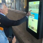 Francisco Cañizares y Cristina Galán utilizan una de las pantallas turísticas
