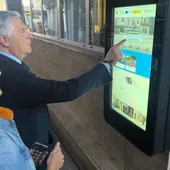 Francisco Cañizares y Cristina Galán utilizan una de las pantallas turísticas Francisco Cañizares y Cristina Galán utilizan una de las pantallas turísticas