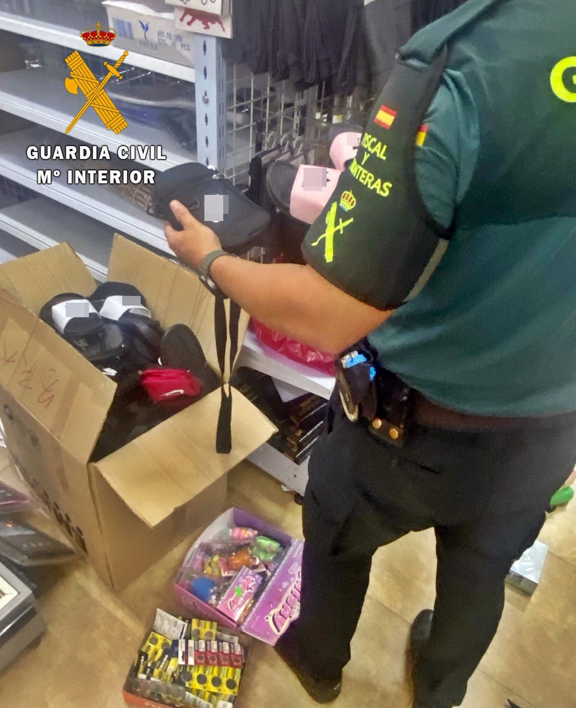 Incautados casi 8.000 artículos de pirotecnia expuestos para su venta ilegal en un local de Fuentes de León Incautados casi 8.000 artículos de pirotecnia expuestos para su venta ilegal en un local de Fuentes de León