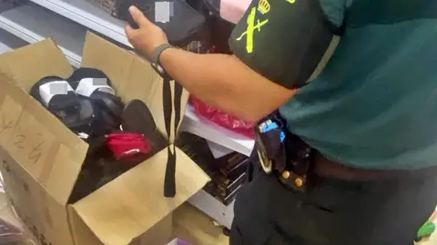 Incautados casi 8.000 artículos de pirotecnia expuestos para su venta ilegal en un local de Fuentes de León Incautados casi 8.000 artículos de pirotecnia expuestos para su venta ilegal en un local de Fuentes de León